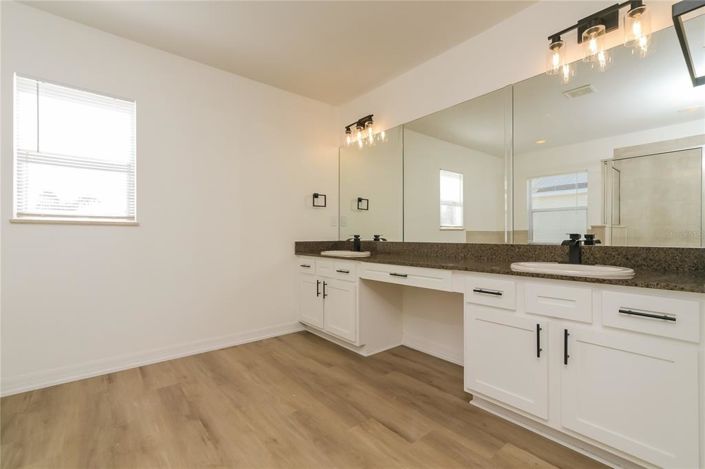 Image No.20-5 Bed House for sale