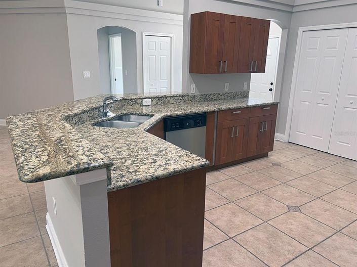 Image No.17-4 Bed House for sale