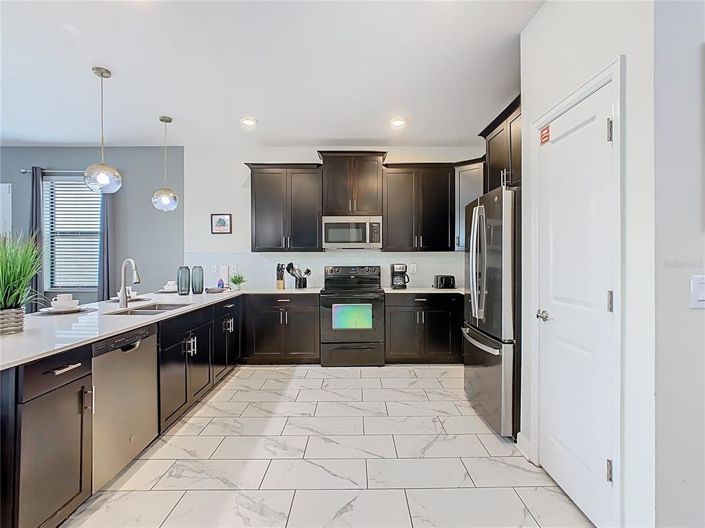 Image No.8-8 Bed House for sale