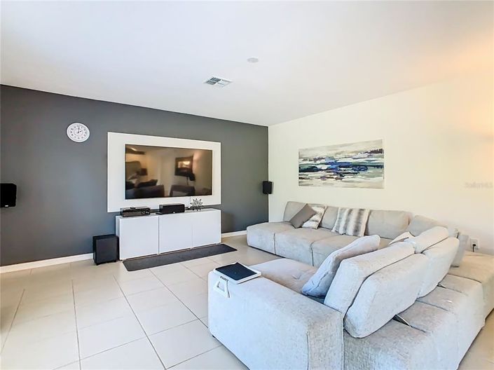 Image No.18-5 Bed House for sale