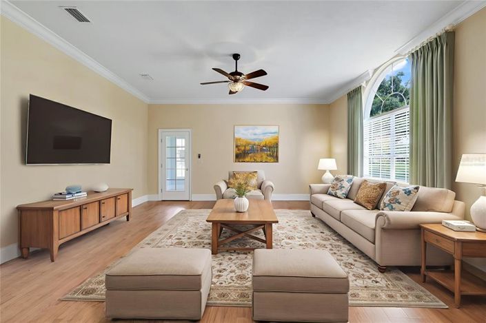 Image No.8-5 Bed House for sale