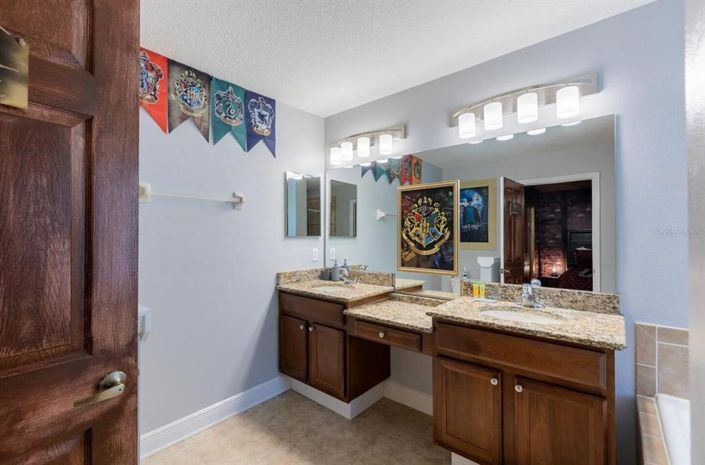 Image No.24-4 Bed Townhouse for sale