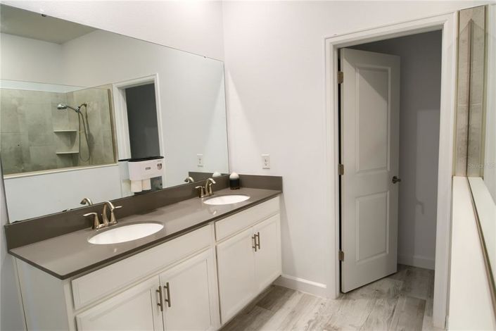 Image No.27-4 Bed House for sale