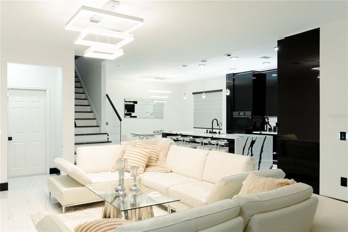 Image No.6-5 Bed House for sale