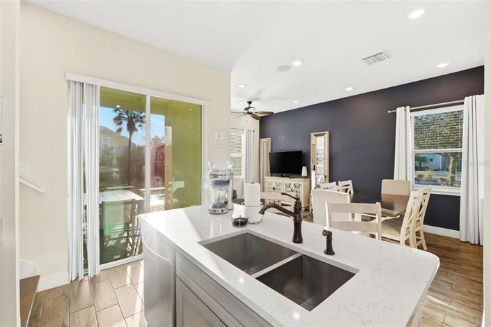 Image No.7-5 Bed House for sale