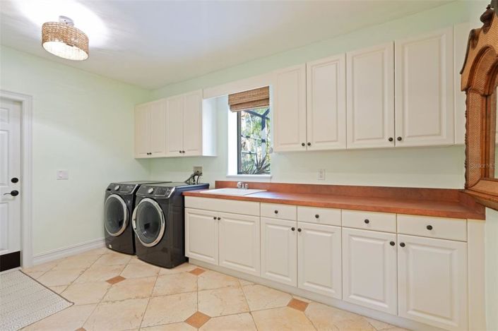 Image No.40-5 Bed House for sale