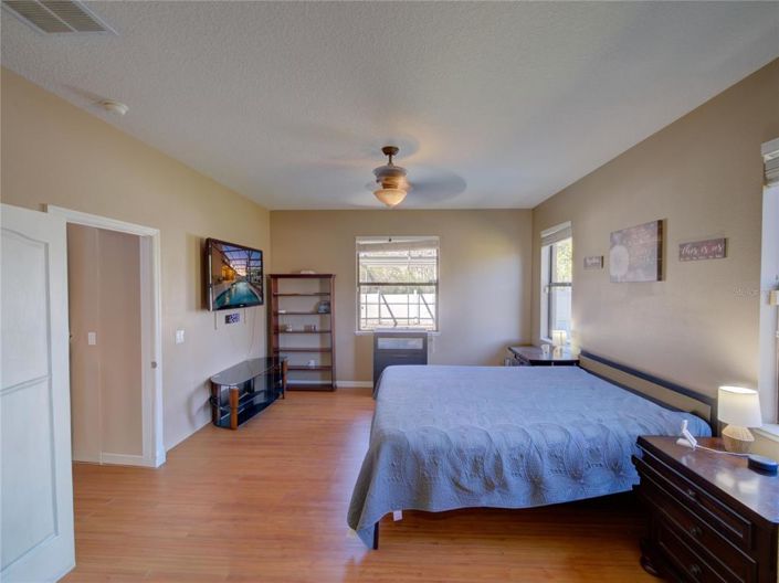 Image No.18-4 Bed House for sale