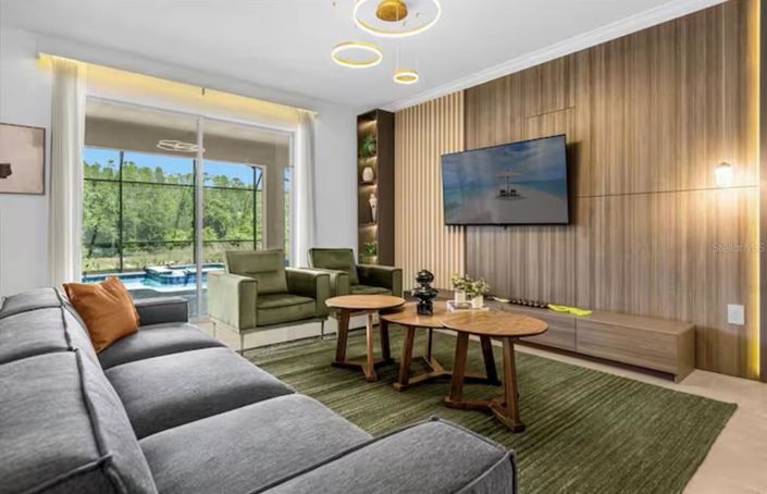 Image No.8-8 Bed House for sale