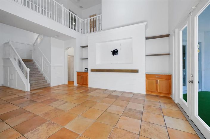 Image No.8-5 Bed House for sale