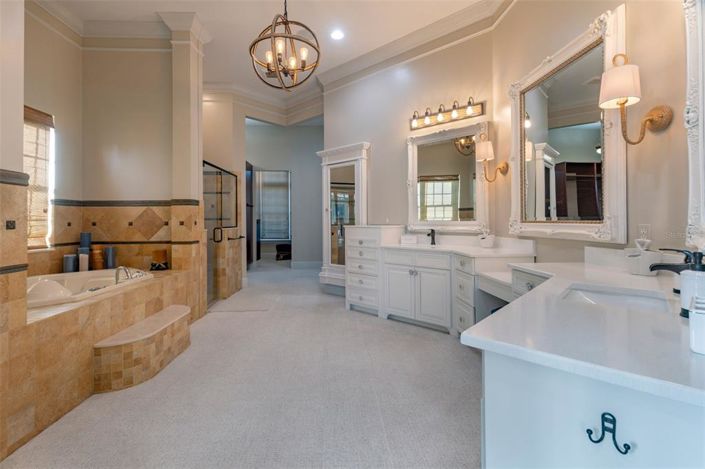 Image No.38-10 Bed House for sale