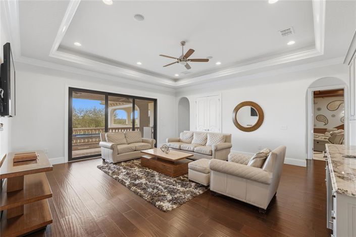 Image No.38-8 Bed House for sale