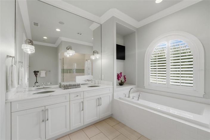 Image No.56-8 Bed House for sale