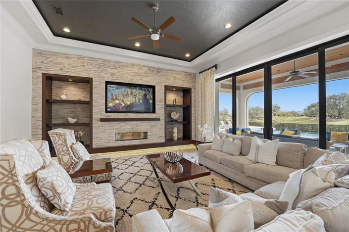 Image No.6-8 Bed House for sale