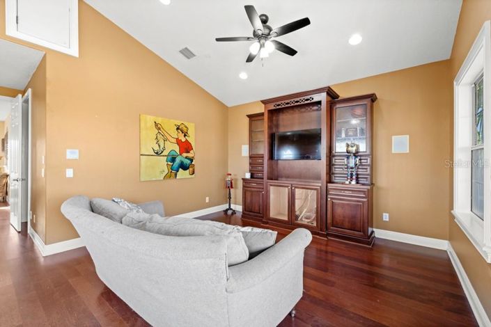 Image No.38-5 Bed House for sale