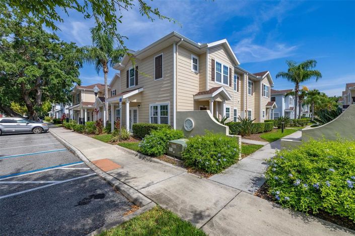 Image No.2-4 Bed Townhouse for sale