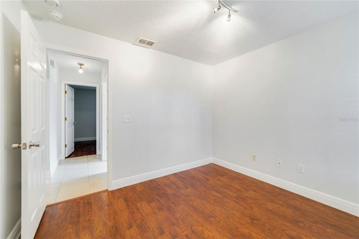 Image No.11-3 Bed House for sale