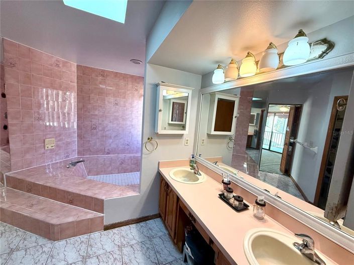 Image No.28-4 Bed House for sale