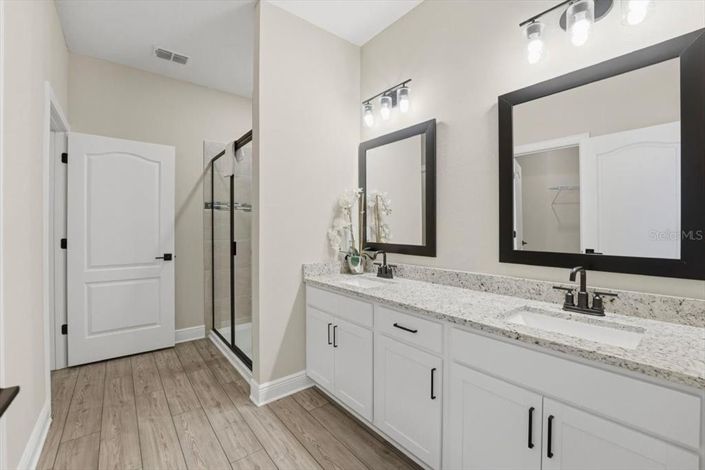 Image No.24-5 Bed House for sale