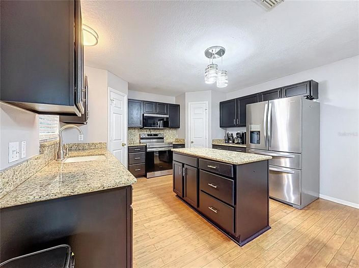 Image No.8-5 Bed House for sale