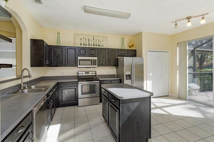 Image No.8-6 Bed House for sale