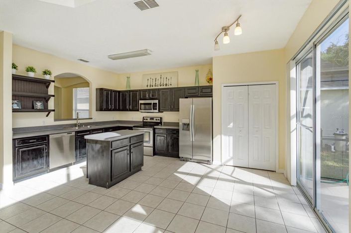 Image No.9-6 Bed House for sale