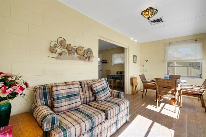 Image No.17-2 Bed House for sale