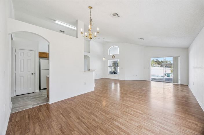 Image No.15-4 Bed House for sale