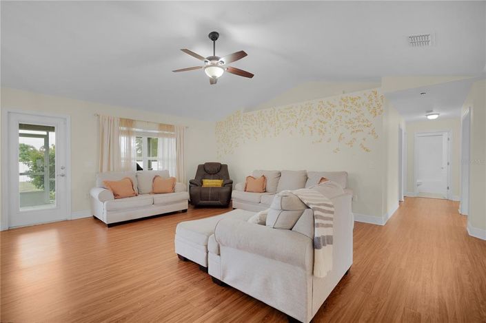 Image No.13-4 Bed House for sale