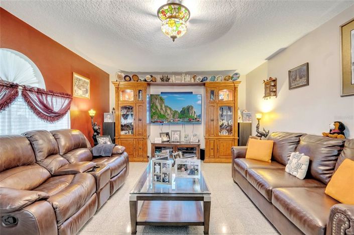 Image No.20-4 Bed House for sale