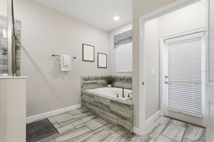 Image No.24-8 Bed House for sale