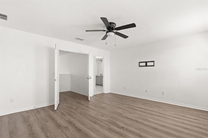 Image No.8-5 Bed House for sale