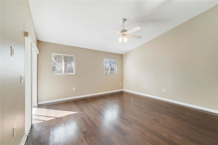 Image No.11-3 Bed House for sale