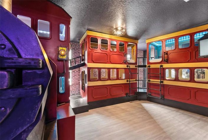 Image No.3-8 Bed House for sale