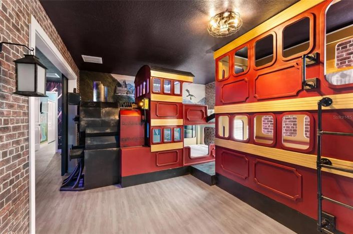 Image No.30-8 Bed House for sale