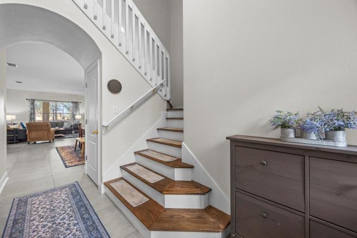 Image No.6-5 Bed House for sale