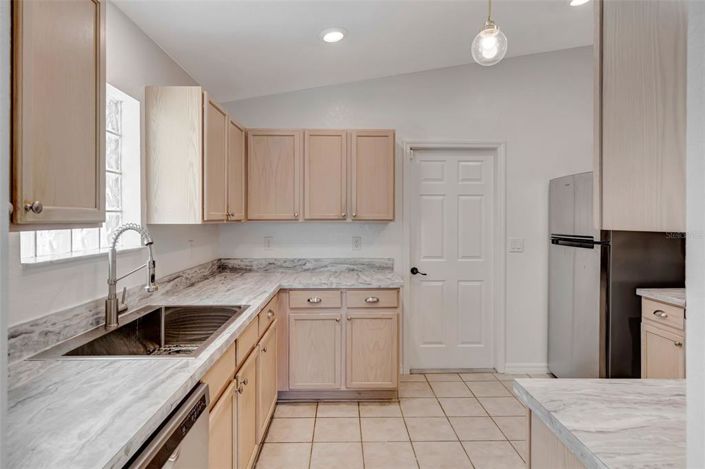 Image No.10-3 Bed House for sale