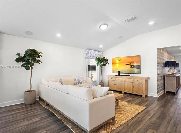 Image No.10-3 Bed House for sale