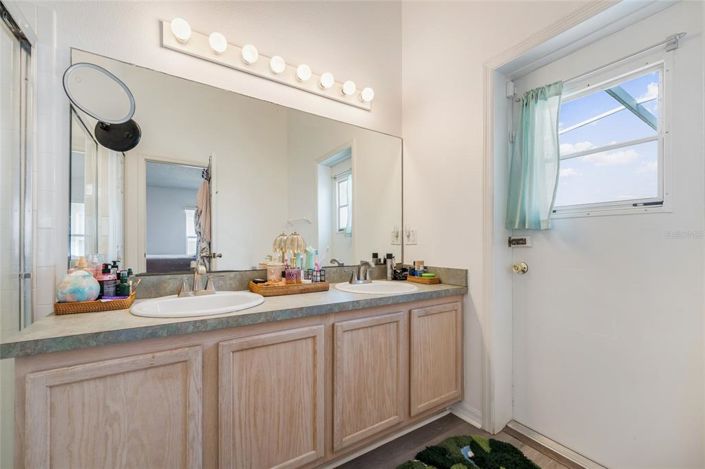 Image No.15-3 Bed House for sale