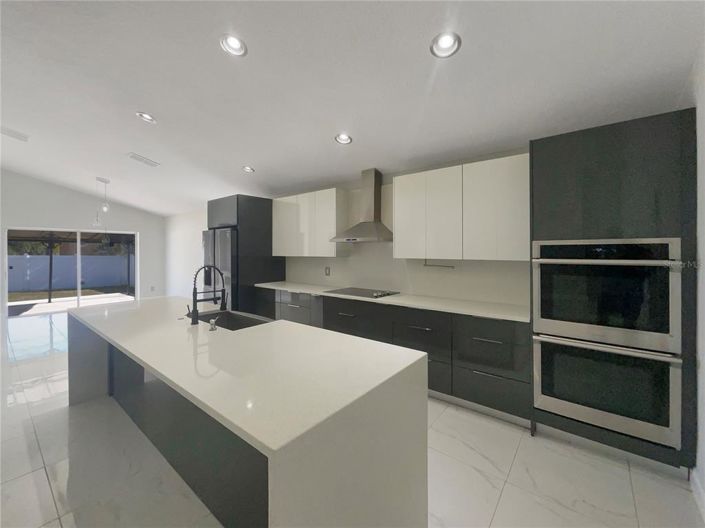 Image No.2-4 Bed House for sale