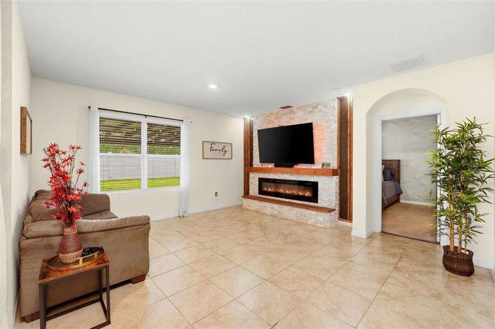 Image No.17-4 Bed House for sale