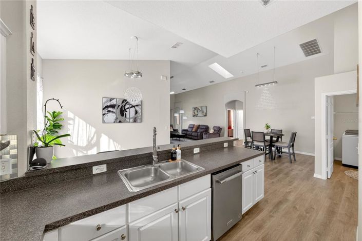 Image No.8-5 Bed House for sale