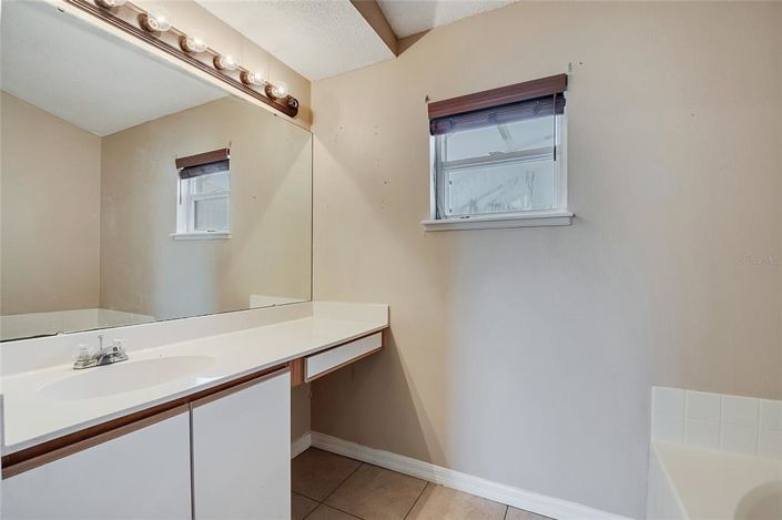 Image No.10-3 Bed House for sale