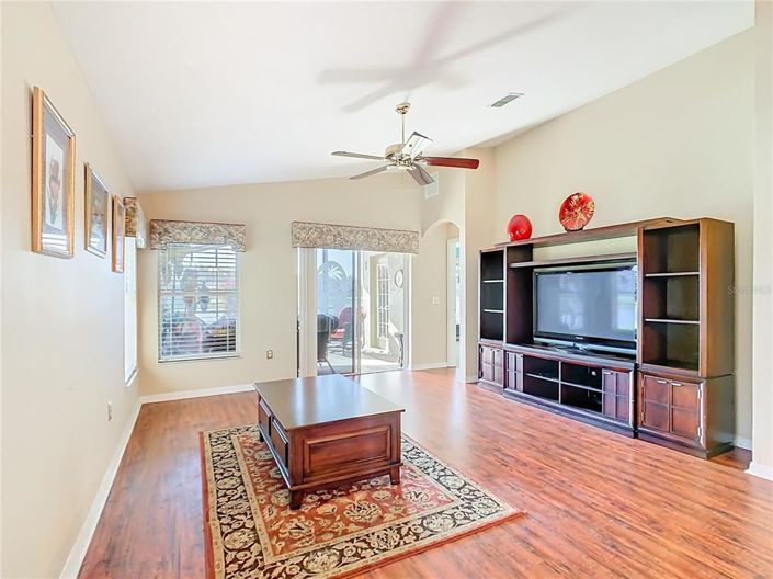 Image No.6-2 Bed House for sale