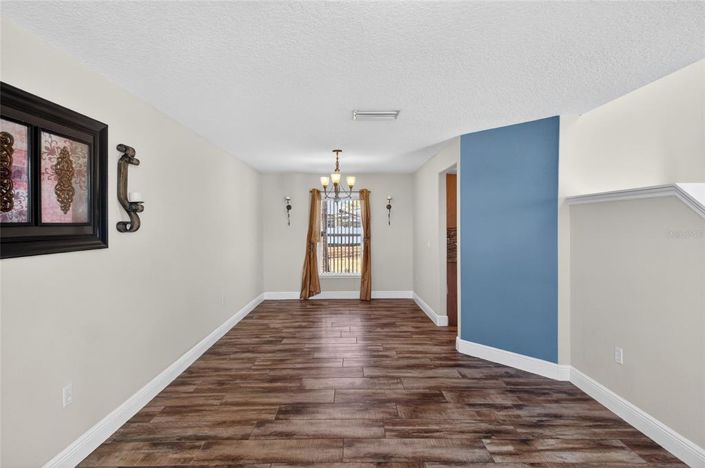 Image No.8-5 Bed House for sale