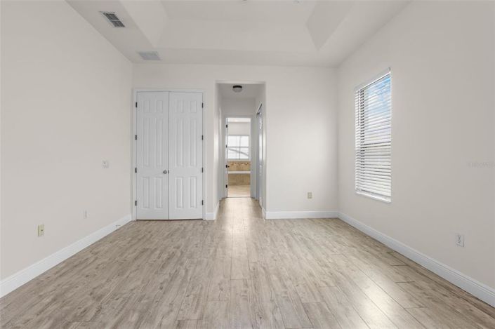 Image No.8-5 Bed House for sale