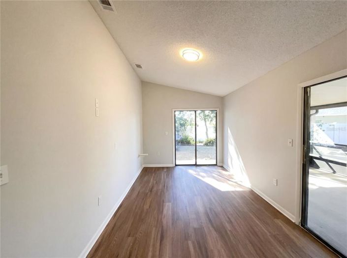 Image No.11-3 Bed House for sale