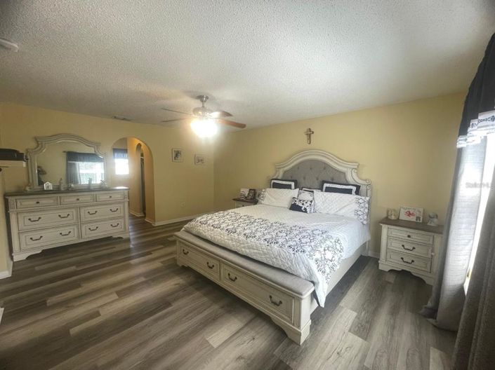 Image No.17-4 Bed House for sale