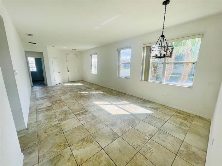 Image No.2-Maison de 4 chambres à vendre à Saint John