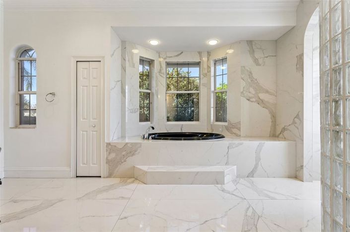 Image No.18-4 Bed House for sale