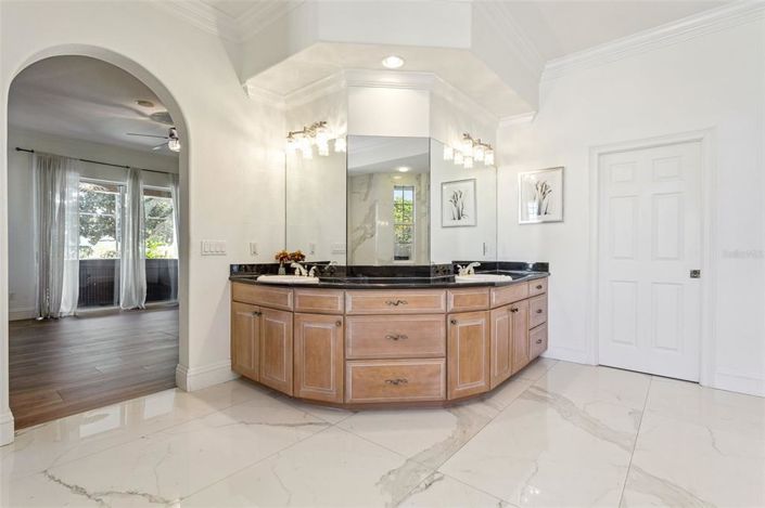 Image No.19-4 Bed House for sale